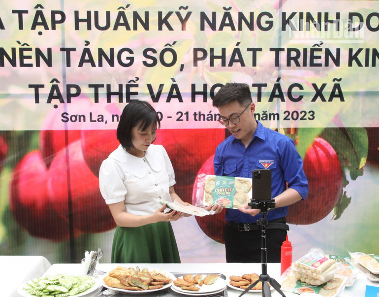 Các học viên thực hành kỹ năng livestream bán hàng.