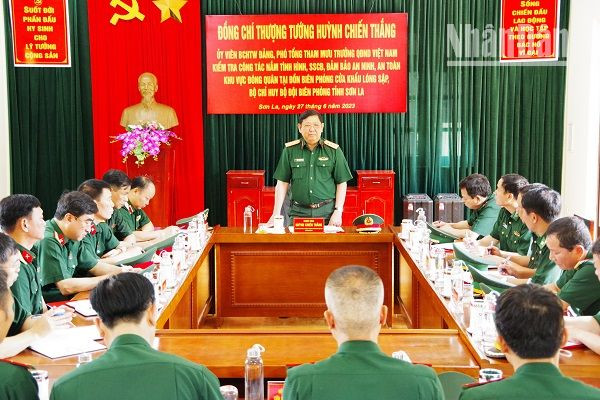 Đồng chí Phó Tổng tham mưu trưởng Quân đội nhân dân Việt Nam kết luận buổi kiểm tra. Đồng chí Phó Tổng tham mưu trưởng Quân đội nhân dân Việt Nam kết luận buổi kiểm tra.