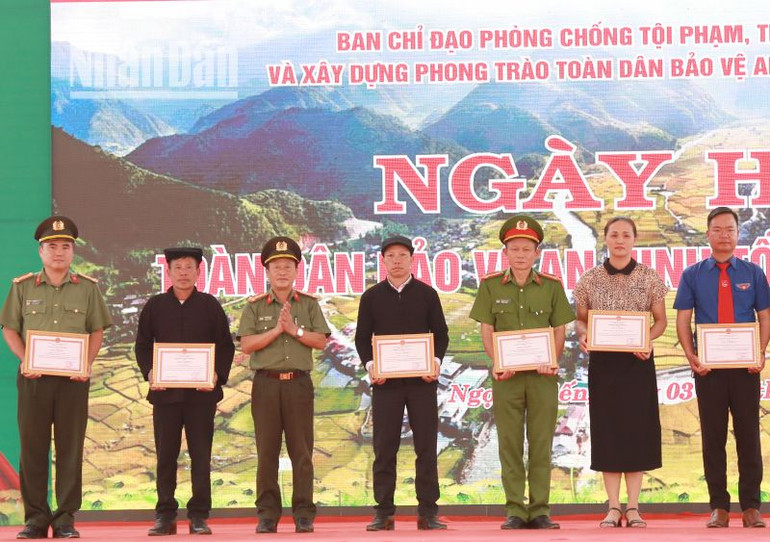 Lãnh đạo Công an tỉnh Sơn La tặng Giấy khen cho các tập thể, cá nhân.