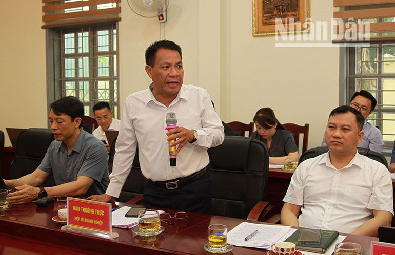 Chi hội trưởng chi Hội doanh nghiệp Mai Sơn trao đổi những khó khăn về giải phóng mặt bằng đối với triển khai dự án trên địa bàn tỉnh Sơn La.