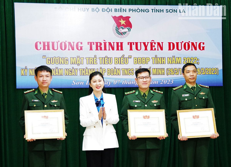 Bí thư Tỉnh đoàn Sơn La trao Bằng khen cho các cá nhân và tập thể có thành tích.