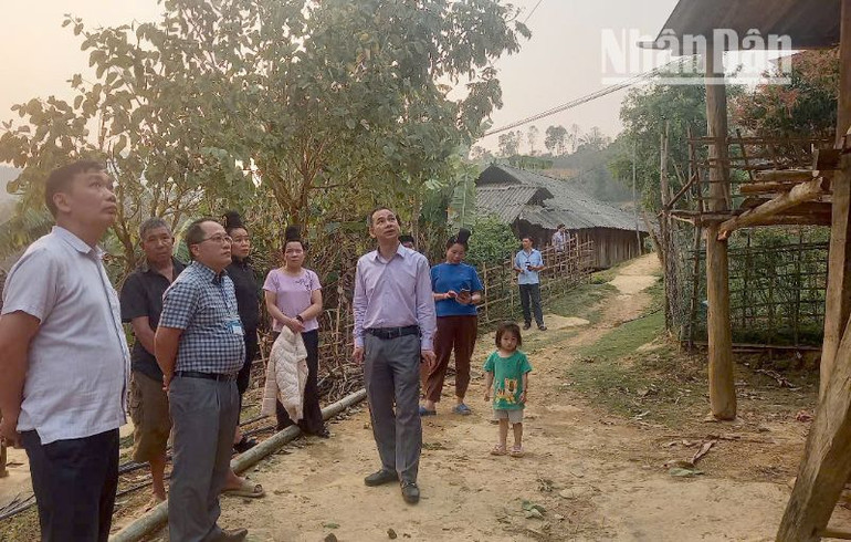 Huyện Thuận Châu đã thành lập đoàn công tác xuống thăm hỏi, động viên người dân ở các bản bị ảnh hưởng bởi mưa đá, dông lốc. (Ảnh: THANH HƯỜNG)