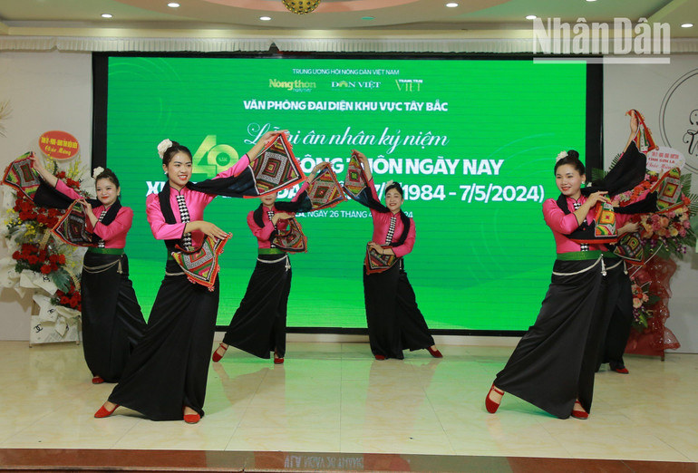 Văn nghệ chào mừng tại Lễ kỷ niệm 40 năm xuất bản số báo đầu tiên Báo Nông thôn ngày nay.