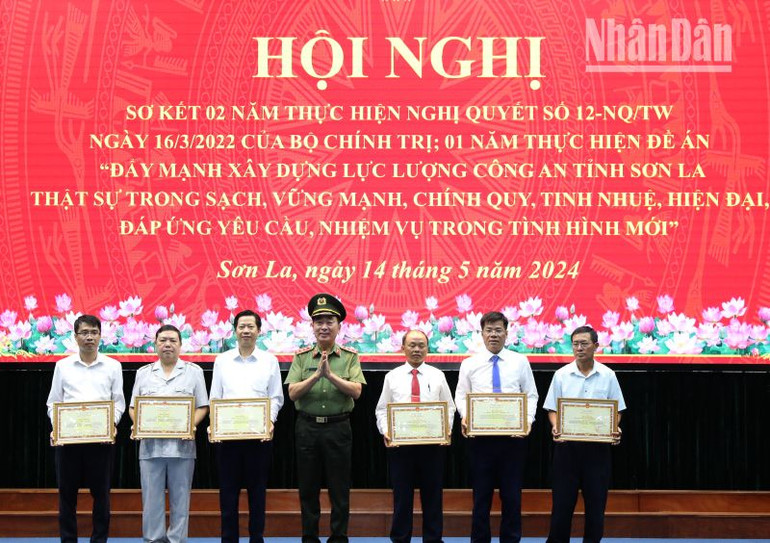 Các tập thể, cá nhân có thành tích xuất sắc trong công tác phối hợp thực hiện Nghị quyết 12 của Bộ Chính trị nhận bằng khen của Bộ trưởng Công an.