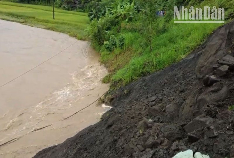 Theo những người dân có mặt tại hiện trường, do sạt lở đã đẩy 2 người qua đường xuống phía suối Bứa và bị cuốn trôi. (Ảnh: Minh Công)