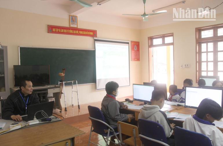 Trong công tác giảng dạy, thầy giáo Hoàng Anh Phú đã có nhiều sáng kiến được đánh giá cao. Trong công tác giảng dạy, thầy giáo Hoàng Anh Phú đã có nhiều sáng kiến được đánh giá cao.