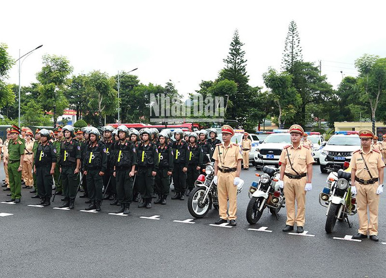 Các lực lượng tham gia lễ ra quân tổng kiểm soát xe ô-tô kinh doanh vận tải hành khách và hàng hóa bằng container.