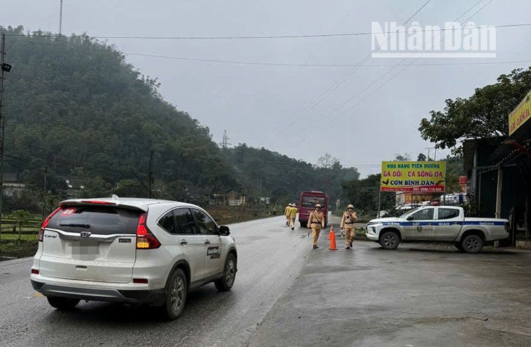 Thời điểm này, lực lượng Cảnh sát giao thông tỉnh Hòa Bình tại các huyện Cao Phong, Tân Lạc, Mai Châu đã tổ chức chốt, dừng các phương tiện để hướng dẫn, thông tin và cảnh báo về thời tiết, cung đường cho các lái xe. Thời điểm này, lực lượng Cảnh sát giao thông tỉnh Hòa Bình tại các huyện Cao Phong, Tân Lạc, Mai Châu đã tổ chức chốt, dừng các phương tiện để hướng dẫn, thông tin và cảnh báo về thời tiết, cung đường cho các lái xe.