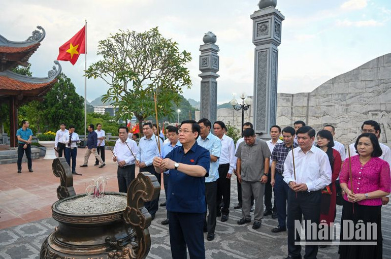 Chủ tịch Quốc hội Vương Đình Huệ cùng các đại biểu dâng hương tại Đền thờ Chủ tịch Hồ Chí Minh ở Quảng trường Tây Bắc, thành phố Sơn La. (Ảnh: Duy Linh)