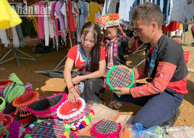 Bà con bản Phiêng Cài, xã Lóng Sập, huyện Mộc Châu xuống chợ phiên được tổ chức tại Cửa khẩu Lóng Sập để mua sắm. Bà con bản Phiêng Cài, xã Lóng Sập, huyện Mộc Châu xuống chợ phiên được tổ chức tại Cửa khẩu Lóng Sập để mua sắm.