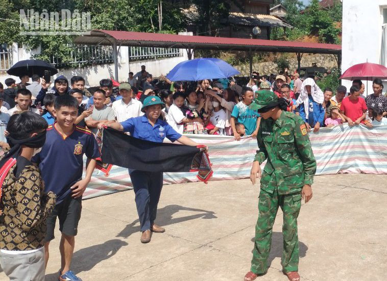 Cán bộ, chiến sĩ Đồn Biên phòng Mường Cai, huyện Sông Mã cùng người dân tham gia các trò chơi dân gian. Cán bộ, chiến sĩ Đồn Biên phòng Mường Cai, huyện Sông Mã cùng người dân tham gia các trò chơi dân gian.