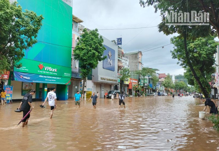 Mưa lớn kéo dài đã gây ngập úng nặng tại trung tâm thành phố Sơn La, gây thiệt hại hơn 100 tỷ đồng.