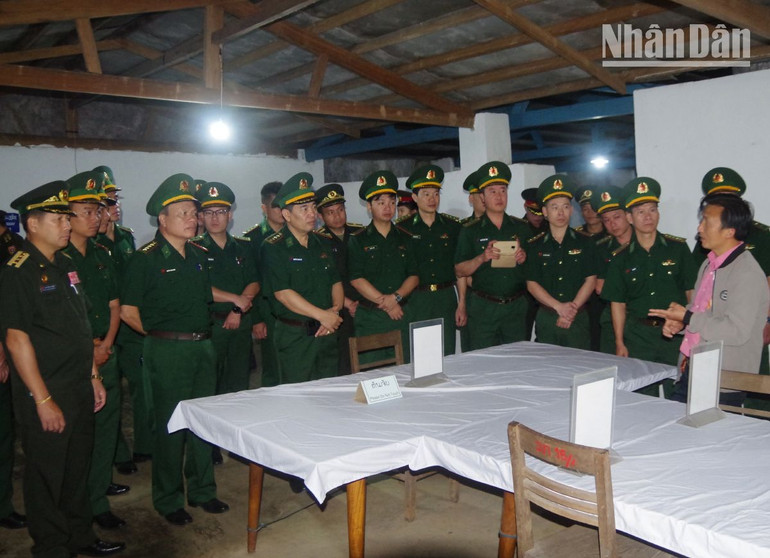 Đoàn sĩ quan trẻ tham quan khu di tích lịch sử tại khu căn cứ cách mạng tại tỉnh Houaphanh.