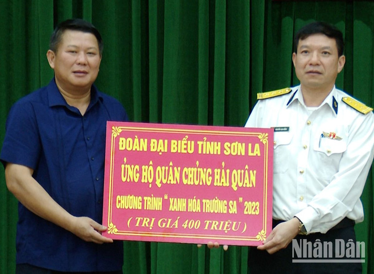 Đồng chí Phó Bí thư Thường trực Tỉnh ủy Sơn La ủng hộ Quân chủng Hải quân kinh phí thực hiện chương trình Xanh hóa Trường Sa.