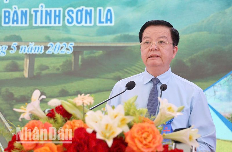 Đồng chí Mai Văn Chính, Phó Thủ tướng Chính phủ, phát biểu tại lễ khởi công tuyến đường bộ cao tốc Hòa Bình-Mộc Châu.