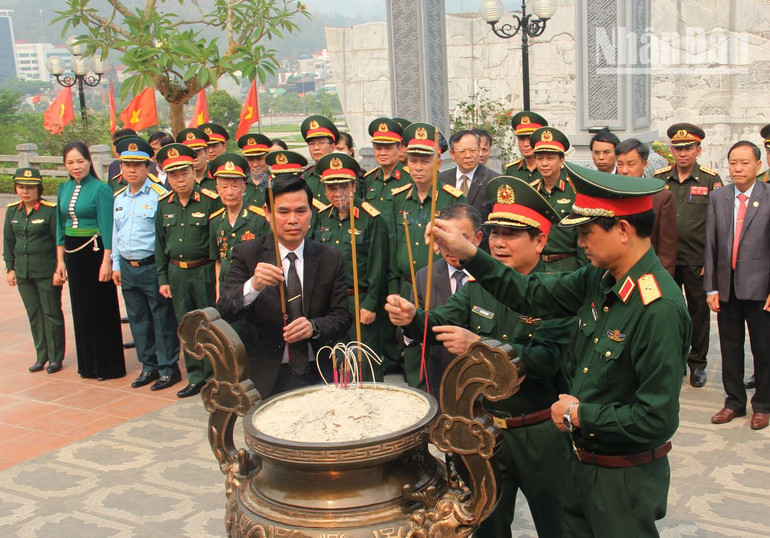 Các đại biểu dâng hương Đền thờ Bác Hồ, Quảng trường Tây Bắc.