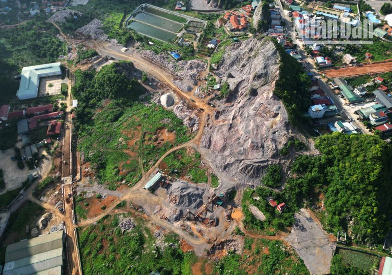 Khu vực Công ty Cổ phần đầu tư và phát triển nông sản Tây Bắc khai thác khoáng sản không thấy có trạm cân, camera giám sát trữ lượng. (Ảnh chụp chiều 26/6/2023)