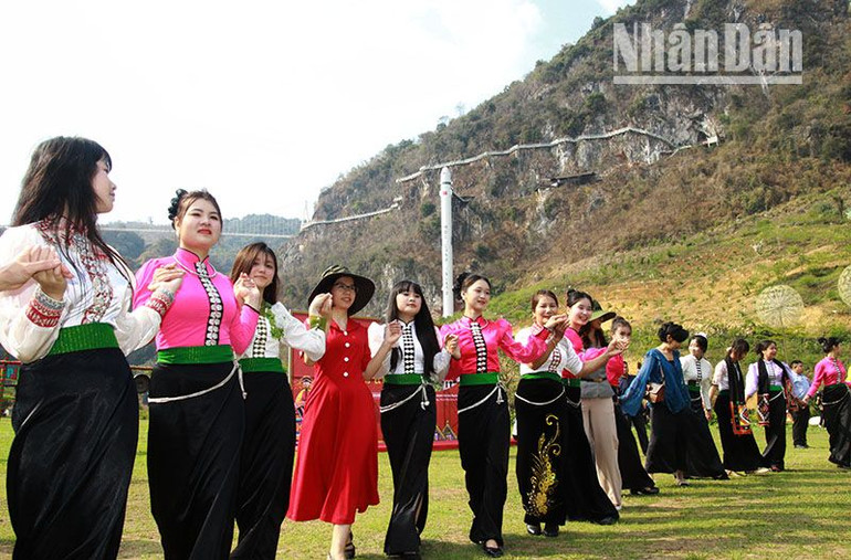 Đông đảo du khách và người dân tham gia Lễ hội cầu mưa tại Sơn La ảnh 6
