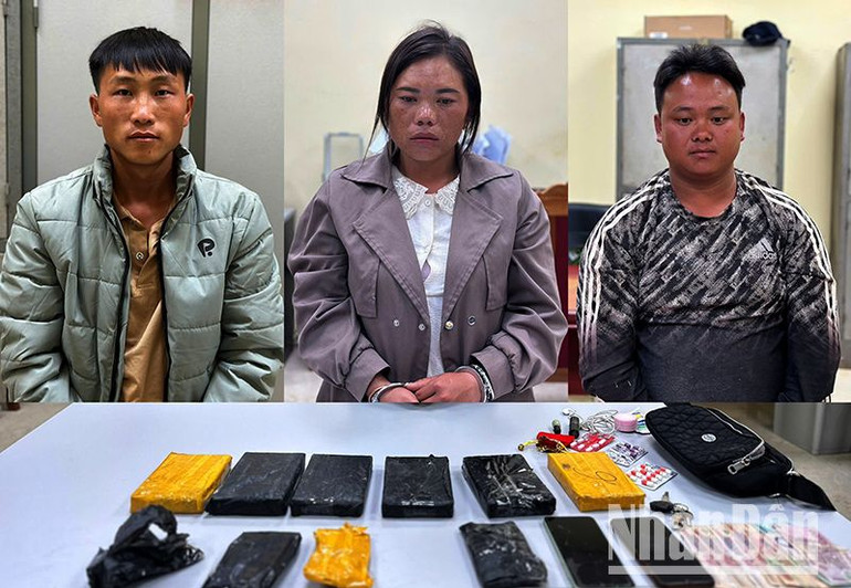 Ba đối tượng Mùa Thị Dụ, Hạng A Dự và Hạng A Di cùng tang vật tại cơ quan công an.