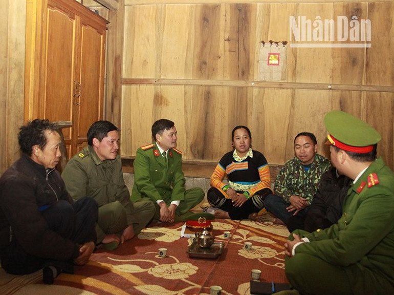 Một buổi tuyên truyền của công an xã Làng Chếu về công tác phòng, chống ma túy trong đồng bào dân tộc H'Mông tại các bản.