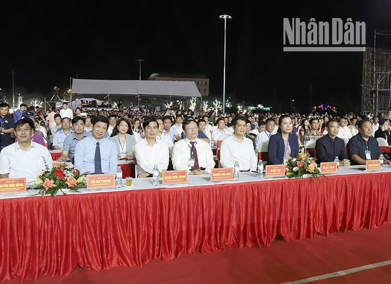 Các đại biểu dự Lễ công bố quyết định công nhận Khu du lịch quốc gia Mộc Châu.