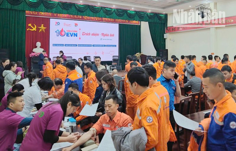 Lãnh đạo, cán bộ, công nhân viên các đơn vị tham gia hiến máu tình nguyện tại Tuần lễ hồng EVN tại Sơn La.