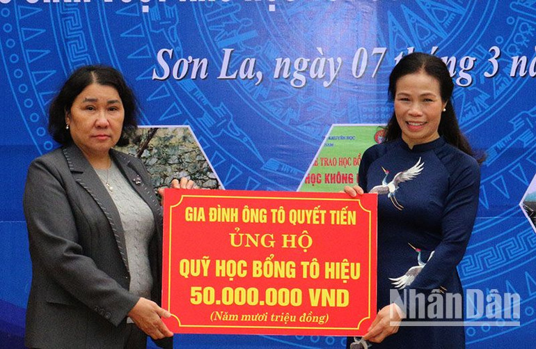 Đồng chí Tráng Thị Xuân, Phó Chủ tịch Thường trực Ủy ban nhân dân tỉnh Sơn La chuyển trao 50 triệu đồng tiền ủng hộ của thân nhân Liệt sĩ Tô Hiệu cho Hội Khuyến học tỉnh Sơn La.