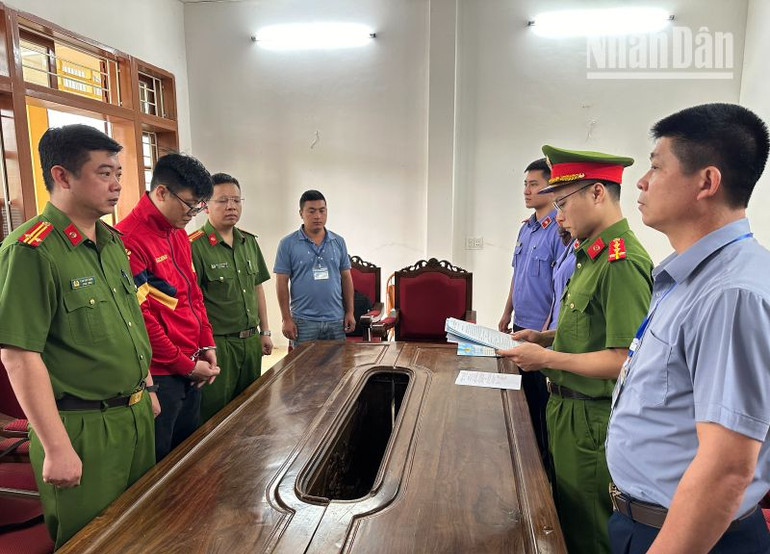 Cơ quan Cảnh sát điều tra, Công an tỉnh Sơn La tổ chức thi hành các quyết định tố tụng đối với Lò Minh Phương (áo đỏ). Cơ quan Cảnh sát điều tra, Công an tỉnh Sơn La tổ chức thi hành các quyết định tố tụng đối với Lò Minh Phương (áo đỏ).