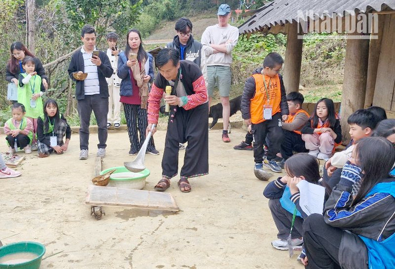 Tại homestay A Chu, bản Hua Tạt, xã Lóng Luông, huyện Vân Hồ ra mắt thêm trải nghiệm cho du khách nghề làm giấy dó của đồng bào H'Mông. Tại homestay A Chu, bản Hua Tạt, xã Lóng Luông, huyện Vân Hồ ra mắt thêm trải nghiệm cho du khách nghề làm giấy dó của đồng bào H'Mông.