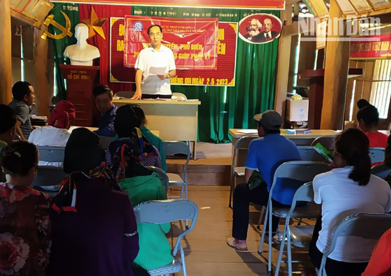 Tuyên truyền trợ giúp pháp lý tại bản Nà Dạ, xã Chiềng On, huyện Yên Châu.