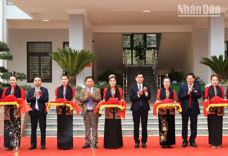 Cắt băng khánh thành trụ sở Đảng ủy, Hội đồng nhân dân, Ủy ban nhân dân xã Mường Lầm.