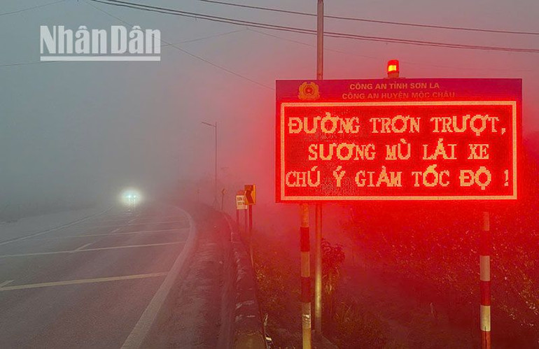 Phòng Cảnh sát giao thông tỉnh Sơn La đã lắp đặt nhiều biển đèn led cảnh báo cho người tham gia giao thông trên tuyến Quốc lộ 6. Phòng Cảnh sát giao thông tỉnh Sơn La đã lắp đặt nhiều biển đèn led cảnh báo cho người tham gia giao thông trên tuyến Quốc lộ 6.