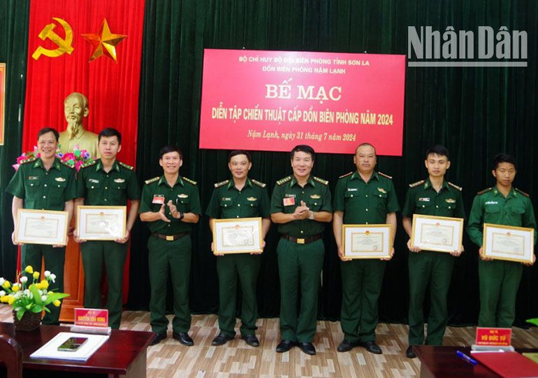 Bộ Chỉ huy Bộ đội Biên phòng tỉnh Sơn La tặng giấy khen cho các tập thể và cá nhân hoàn thành xuất sắc tại cuộc diễn tập. Bộ Chỉ huy Bộ đội Biên phòng tỉnh Sơn La tặng giấy khen cho các tập thể và cá nhân hoàn thành xuất sắc tại cuộc diễn tập.