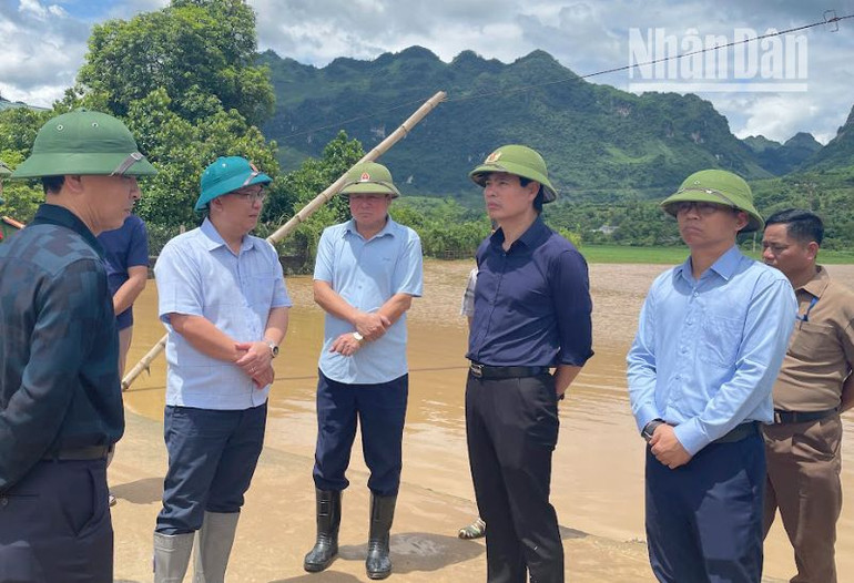 Chủ tịch Ủy ban nhân dân tỉnh Sơn La kiểm tra tình hình mưa lũ tại xã Mường Bú, huyện Mường La.