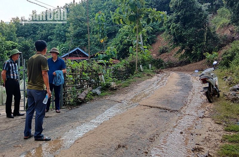 Đoàn công tác huyện Phù Yên kiểm tra hiện trường khu vực có nguy cơ sạt lở tại bản Bèo, xã Tường Phong. (Ảnh: XUÂN TRƯỜNG)