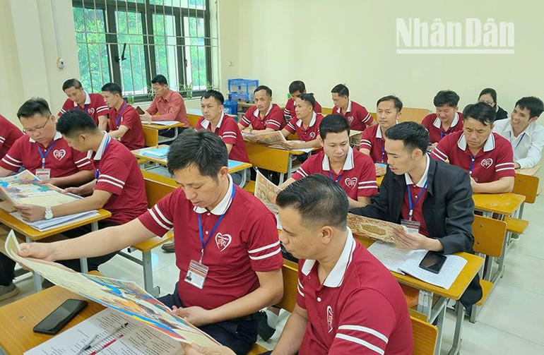 Sau khi trải nghiệm, cán bộ Lào và lưu học sinh Lào đang học tập tại Sơn La đều mong muốn tiếp tục được tìm hiểu văn hóa, lịch sử Việt Nam qua những ấn phẩm đặc biệt như thế này. Sau khi trải nghiệm, cán bộ Lào và lưu học sinh Lào đang học tập tại Sơn La đều mong muốn tiếp tục được tìm hiểu văn hóa, lịch sử Việt Nam qua những ấn phẩm đặc biệt như thế này.