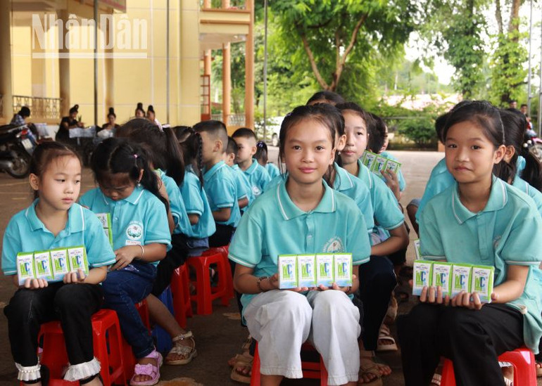 Công ty cổ phần Giống bò sữa Mộc Châu đã tặng 400 thùng sữa cho học sinh tiểu học xã Chiềng Đen và xã Chiềng Nơi. Công ty cổ phần Giống bò sữa Mộc Châu đã tặng 400 thùng sữa cho học sinh tiểu học xã Chiềng Đen và xã Chiềng Nơi.