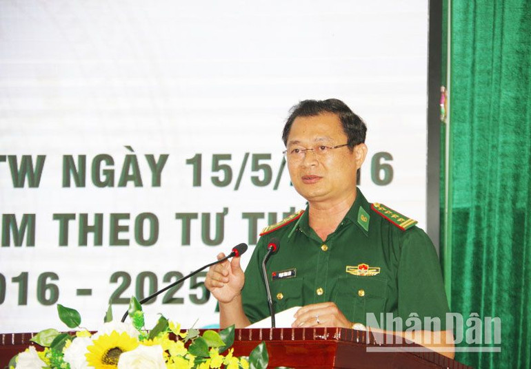 Đại tá Phạm Tùng Lâm, Chính ủy Bộ Chỉ huy Bộ đội Biên phòng tỉnh Sơn La phát biểu chỉ đạo hội nghị tổng kết 10 năm thực hiện Chỉ thị số 05-CT/TW ngày 15/5/2016 của Bộ Chính trị.