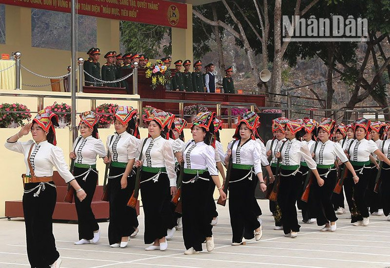 Khối nữ dân quân tự vệ thành phố Sơn La diễu binh tại lễ ra quân huấn luyện 2025.