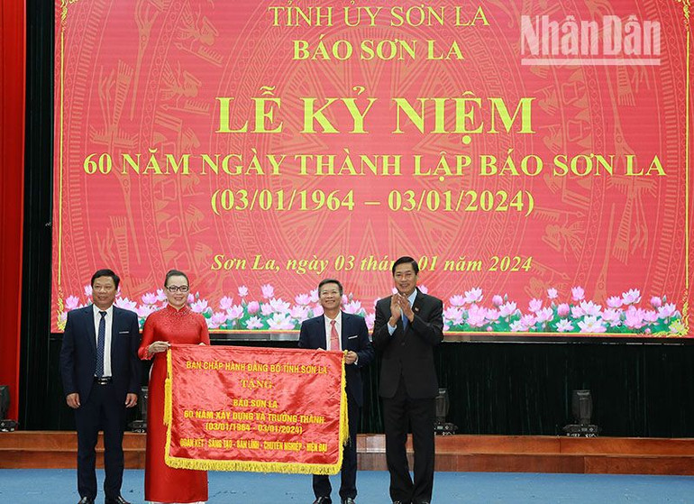Ban Chấp hành Đảng bộ tỉnh Sơn La tặng Báo Sơn La bức trướng với chủ đề “Đoàn kết-Sáng tạo-Bản lĩnh-Chuyên nghiệp-Hiện đại”.