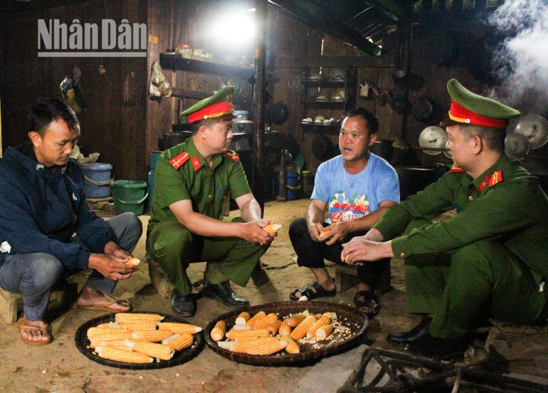 Anh Tráng Lao Tồng (thứ 2 từ phải qua), người đã từng vướng vào vòng lao lý, nay đã tu chí làm ăn, phát triển kinh tế.