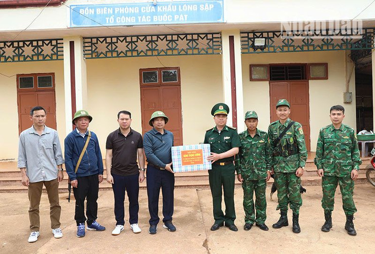 Đồng chí Giám đốc Công an tỉnh Sơn La tặng quà chốt biên phòng Buốc Pát, xã Lóng Sập.