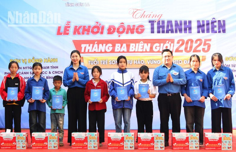 Tỉnh Đoàn Sơn La trao tặng quà, học bổng cho các em học sinh.