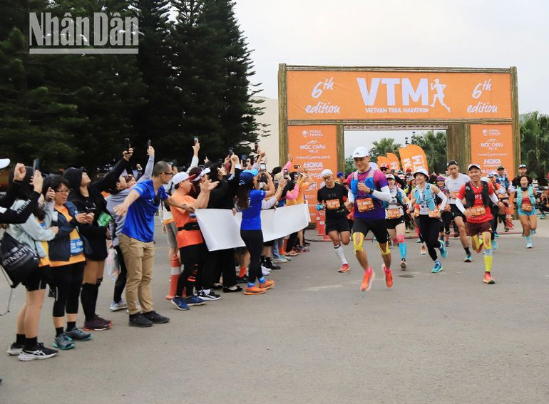 Các vận động viên xuất phát cự ly 42km.