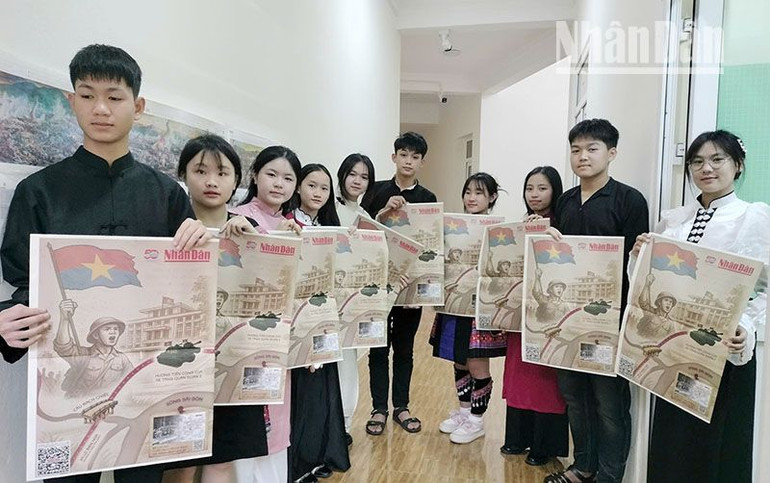 Học sinh trường phổ thông dân tộc nội trú tỉnh Sơn La đón nhận phụ san đặc biệt của Báo Nhân Dân.