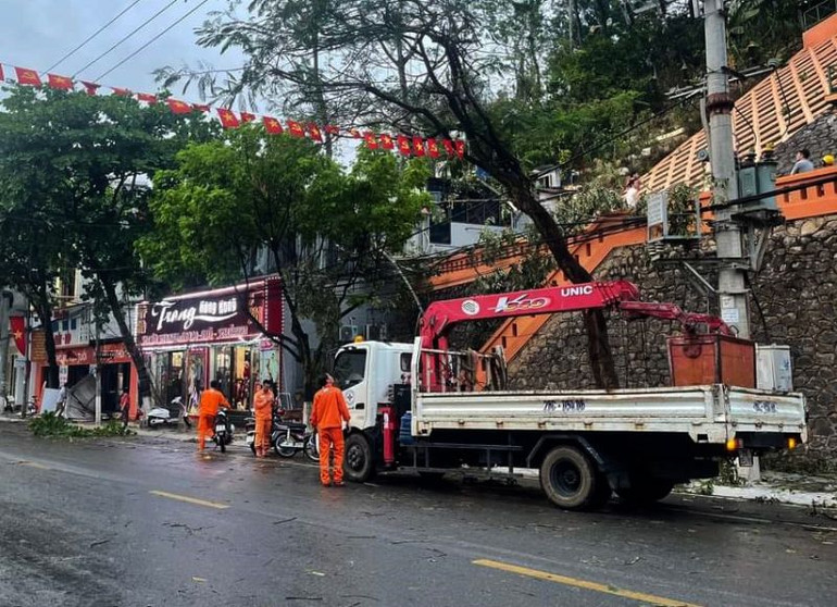 Công ty Điện lực Sơn La tiến hành khắc phục sự cố điện lưới tại thành phố Sơn La sau trận mưa bão. (Ảnh: Người dân cung cấp).