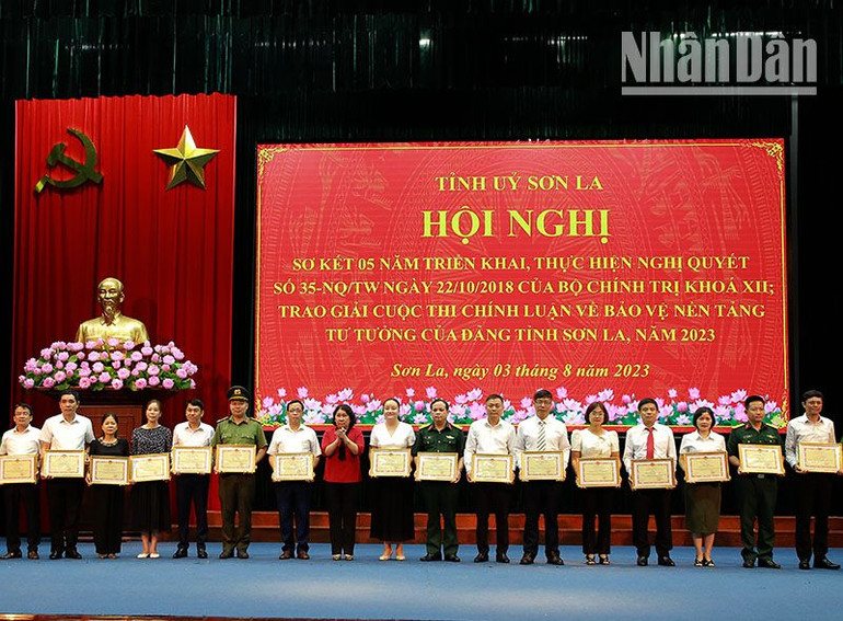 Lãnh đạo Ủy ban nhân dân tỉnh Sơn La tặng Bằng khen cho các cá nhân có thành tích xuất sắc.