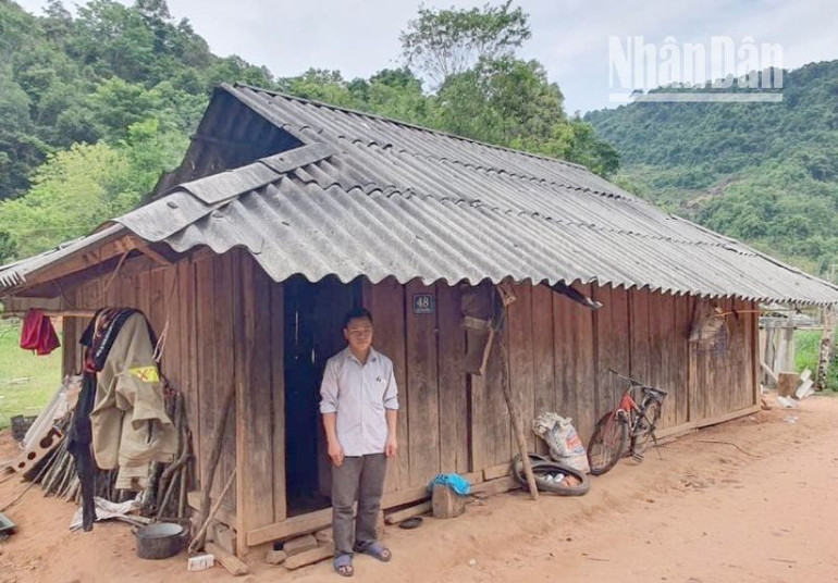 Ngôi nhà cũ của anh Sồng A Chống trên ngọn núi cao, tại bản Pha Luông, xã Chiềng Sơn.