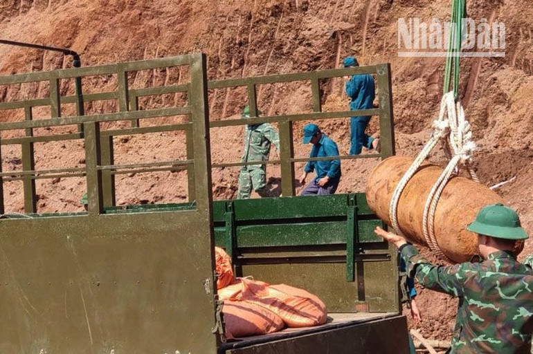 Một quả bom phá thời kỳ chống Mỹ 750 pound, có kích thước khoảng 1,2m và trọng lượng 350kg phát hiện tại xã Hua La, thành phố Sơn La đã được hủy nổ thành công vào 1/2/2023.