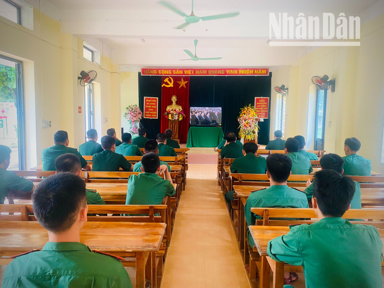 Cán bộ, chiến sĩ Đồn Biên phòng Mường Lạn, huyện biên giới Sốp Cộp theo dõi Lễ viếng và tiễn đưa đồng chí Tổng Bí thư Nguyễn Phú Trọng.